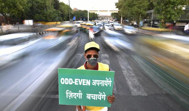 The report submitted by the six-member government-appointed committee to find out what went wrong with the odd-even drive indicated that the move did not really help in reducing air pollution or unclogging Delhi.(Ravi Choudhary/HT File)