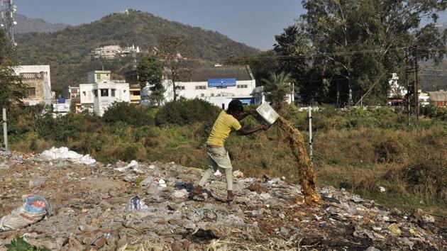A man throwing garbage at Kalka’s railway bridge in Panchkula.(Sant Arora/Hindustan Times) A man throwing garbage at Kalka’s railway bridge in Panchkula.(Sant Arora/Hindustan Times)