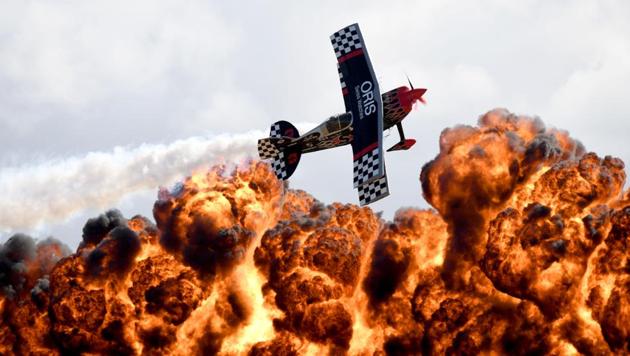 A member of the Tinstix of Dynamite aerobatics team flies in front of a wall of fire during the Australian International Airshow in Melbourne. (MAL FAIRCLOUGH / AFP) A member of the Tinstix of Dynamite aerobatics team flies in front of a wall of fire during the Australian International Airshow in Melbourne. (MAL FAIRCLOUGH / AFP)