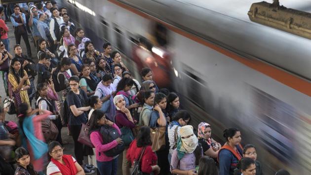 The rail fracture led to heavy rush on trains and huge crowds at stations. (HT FILE)