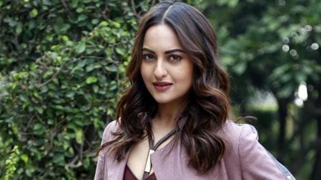 Sonakshi Sinha Real Sex Vedio - Being a feminist doesn't mean you have to bash the other sex: Sonakshi Sinha  | Bollywood - Hindustan Times