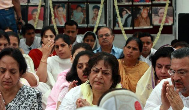 Relatives of Uphaar tragedy victims pay tribute to the departed souls, at the memorial set up near the cinema hall. (Arvind Yadav/HT Photo) Relatives of Uphaar tragedy victims pay tribute to the departed souls, at the memorial set up near the cinema hall. (Arvind Yadav/HT Photo)