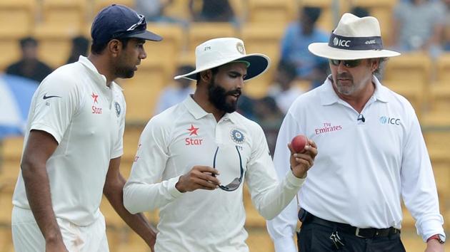 Ravichandran Ashwin and Ravindra Jadeja (C) speaks with umpire RK Illingworth (R). (AFP)
