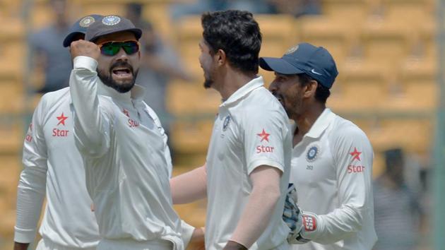 Steve Smith and Peter Handscomb apparently sought dressing room help on a DRS call during the second Test against India in Bangalore.(AFP)