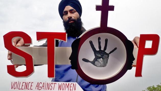 An Amritsar-based paper artist Gurpreet Singh steps out to raise his voice against violence against women. (Sameer Sehgal/HT Photo) An Amritsar-based paper artist Gurpreet Singh steps out to raise his voice against violence against women. (Sameer Sehgal/HT Photo)