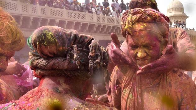 The traditional ‘Lathamar Holi’ started with pomp at Barsana village, as couples celebrated the colourful festival with utmost zeal amid a tight security put in place by district authorities. (Ajay Aggarwal/HT PHOTO)