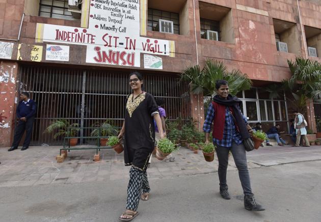 The Delhi high court on Friday lifting its earlier order restraining students from protesting within 100 metres of the admin block.(Sanjeev Verma/HT PHOTO)