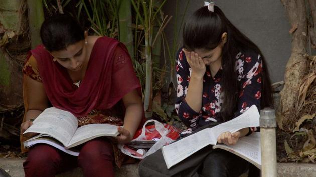 Over 3.8 lakh students in Mumbai division appear for Secondary School Certificate exam. (Bhushan Koyande/ht photo)