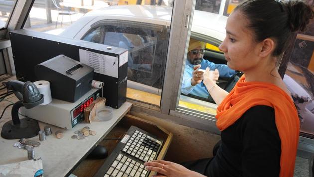 Manpreet Kaur working at a toll plaza on Kurali-Mullanpur road. (Anil Dayal/HT Photo) Manpreet Kaur working at a toll plaza on Kurali-Mullanpur road. (Anil Dayal/HT Photo)