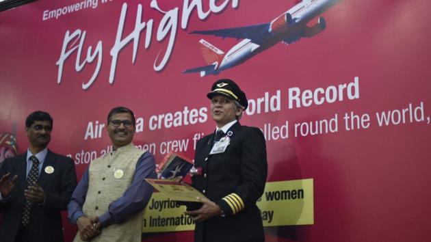 AI CMD Ashwani Lohani (L), congratulates Commander of AI's Delhi San Francisco Delhi flight, Kshamta Bajpai, at the ceremony. (Vipin Kumar/HT PHOTO)