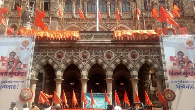 Shiv Sena party workers stand outside the BMC building, in a show of support for the party’s mayor candidate. (Kunal Patil/HT Photo)