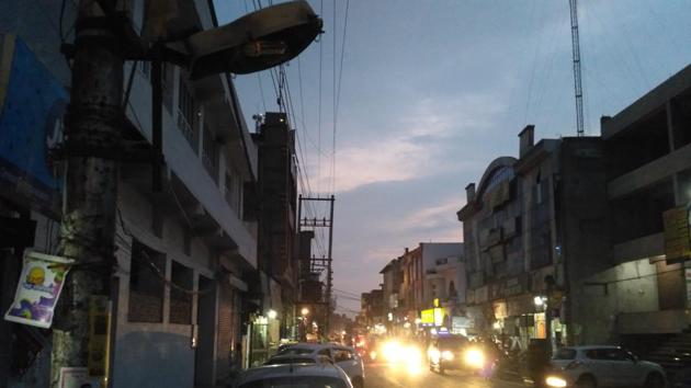 Assistant municipal engineer Rajesh Sahni admitted bills for power supply to streetlights had not been paid for 15 years. (HT Photo) Assistant municipal engineer Rajesh Sahni admitted bills for power supply to streetlights had not been paid for 15 years. (HT Photo)