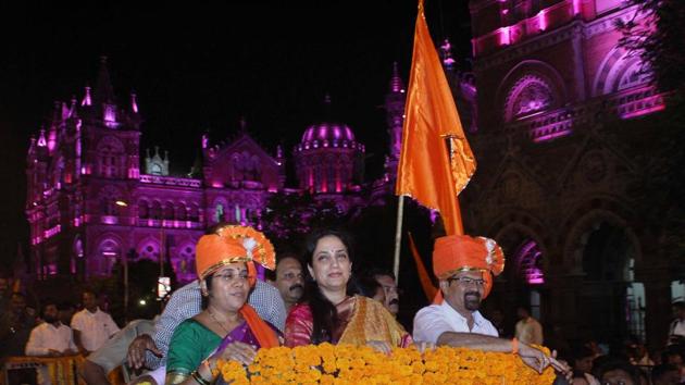(From right) Mumbai’s new mayor Vishwanath Mahadeshwar, Sena chief Uddhav Thackeray’s wife Rashmi and deputy mayor Hemangi Worlikar during a victory rally in south Mumbai. (Satyabrata Tripathy/HT Photo)