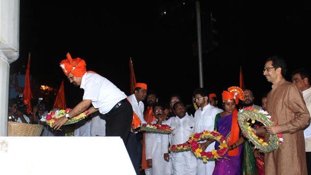 Newly elected Mumbai mayor Vishwanath Mahadeshwar, with Shiv Sena president Uddhav Thackeray , at Hutatma Chowk after the mayoral election. (Satyabrata Tripathy/HT Photo)