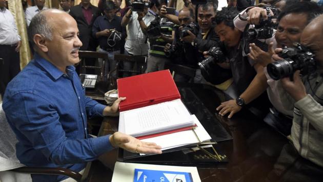 Deputy Chief Minister Manish Sisodia on Wednesday presented the Delhi Budget 2017-18 with maximum allocation of Rs 5,736 crore for the health care sector.(Sonu Mehta/HT Photo)