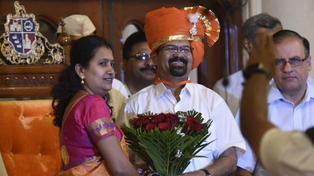 Mumbai mayor Vishwanath Mahadeshwar with outgoing mayor Snehal Ambekar. (Kunal Patil/HT Photo)