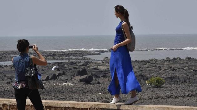 A Girl poses for a photo at Bandstand in Mumbai. (Vijayanand Gupta/HT Photo) 