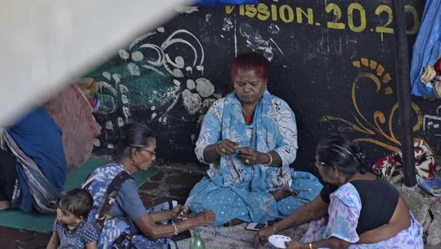 Women play cards below the Matunga flyover in Mumbai. (Vijayanand Gupta/HT Photo) 