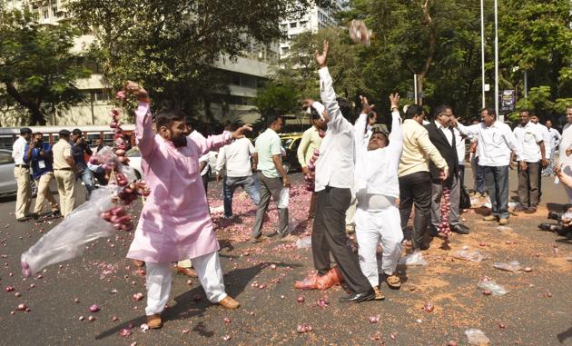 Members of Swabhimani Shetkari Paksha, a farmers’ outfit, throw onions at the cars of minister outside the Vidhan Bhavan on Tuesday.(Anshuman Poyrekar)