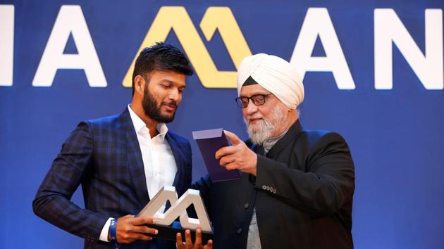 Jalaj Saxena receives the Lala Amarnath award for his best all-round performance in 2015/16 Ranji Trophy. (BCCI)