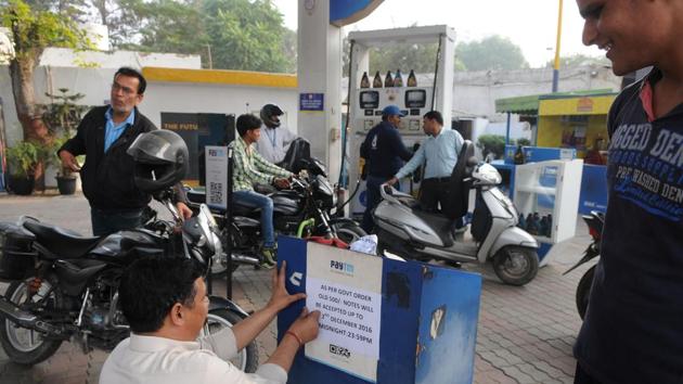 A senior official said the licences of the pump owners and cooking gas distributors could be cancelled if probes show discrepancies and illegal transactions of demonetised currency. (HT Photo) A senior official said the licences of the pump owners and cooking gas distributors could be cancelled if probes show discrepancies and illegal transactions of demonetised currency. (HT Photo)