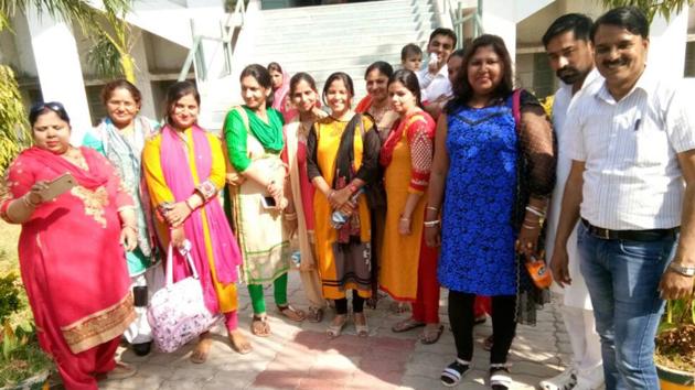 Eight women sarpanchs from Ghaziabad district attended the 'Swachh Shakti - 2017' conclave held in Gandhi Nagar, Gujarat. (HT Photo) Eight women sarpanchs from Ghaziabad district attended the 'Swachh Shakti - 2017' conclave held in Gandhi Nagar, Gujarat. (HT Photo)