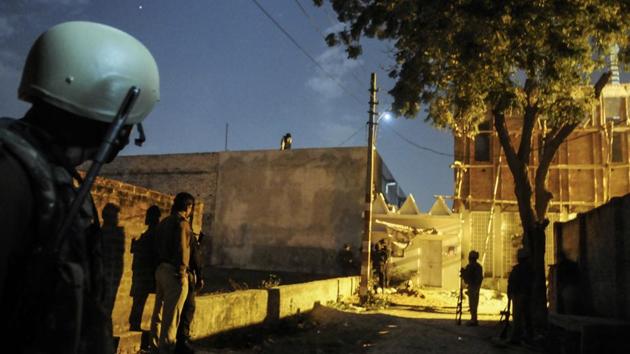 About 300 police personnel including ATS commandos were engaging the militant in the 12-hour long operation by ATS. (deepak gupta/ht photo) 