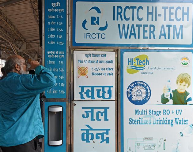 urrently, the machine es are available only on 11 stations of the Western Railway.(Hindustan Times)