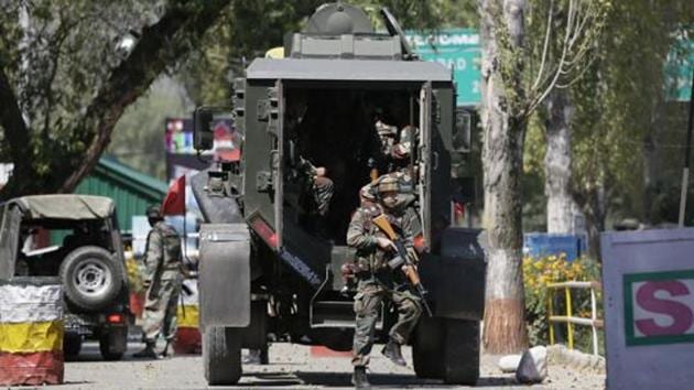 Soldiers arrive at the army base which was attacked by suspected Pakistani militants in Uri.(AP FILE)