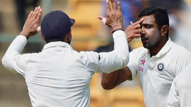 Ravichandran Ashwin pointed a finger to his forehead after getting rid of Mitchell Starc on Tuesday in retaliation to the Aussie bowler who pointed his finger at Abhinav Mukund after the latter hit a six at the Chinnaswamy stadium in Bangalore.(PTI)