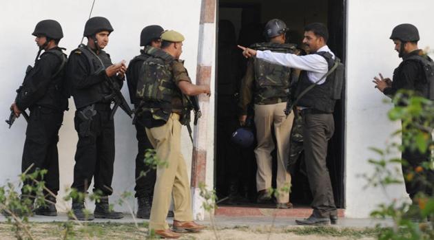 Uttar Pradesh ATS at Hazi colony near Kakori in Lucknow. After a nine-hour sporadic gunfight, police said the two suspects were wounded but still holed up in the house.(Deepak Gupta/ Hindustan Times)