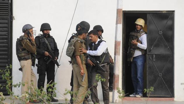 Anti-Terror Squad (ATS) commandos on early Wednesday morning gunned down a suspected IS operative in an anti-terror operation that lasted for almost 12 hours in the thickly-populated Thakurganj area of Lucknow in poll-bound Uttar Pradesh. (Deepak Gupta / HT Photo) 
