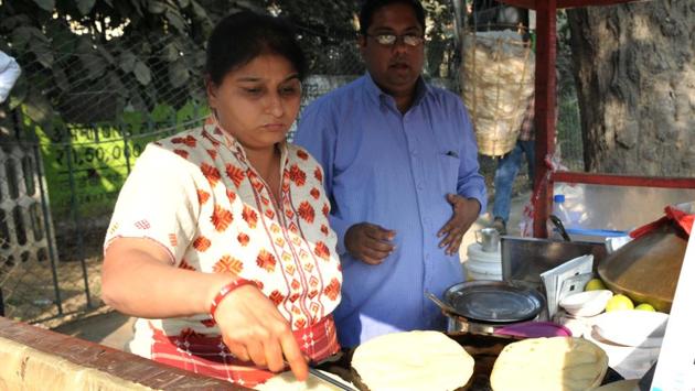 Spreading love through food: Thirty-four-year-old former school teacher Urvashi Yadav sells chole-kulche and parantha from a thela (wooden cart). She started selling chole-kulche to secure her family’s future after her husband met with an accident. (Parveen Kumar / HT Photo)