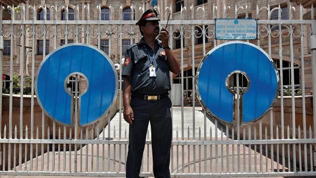 A security personnel stands guard in front of the gate of the State Bank of India (SBI) regional office in Kolkata. The bank is facing a backlash for levying penalty on non-maintenance of minimum balance in accounts. (REUTERS) A security personnel stands guard in front of the gate of the State Bank of India (SBI) regional office in Kolkata. The bank is facing a backlash for levying penalty on non-maintenance of minimum balance in accounts. (REUTERS)