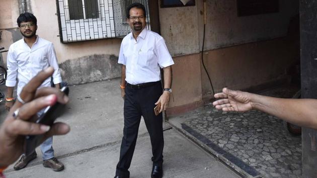 Shiv Sena’s mayor candidate Vishwanath Mahadeshwar leaves his home in Santa Cruz for the BMC headquarters before the mayoral election. (Arijit Sen/HT Photo)