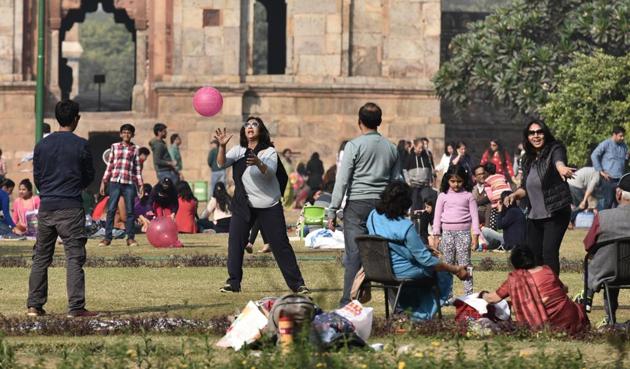 On Wednesday morning, minimum temperature dipped to 18.4 degrees Celsius in Delhi.(Sanjeev Verma/HT Photo) On Wednesday morning, minimum temperature dipped to 18.4 degrees Celsius in Delhi.(Sanjeev Verma/HT Photo)