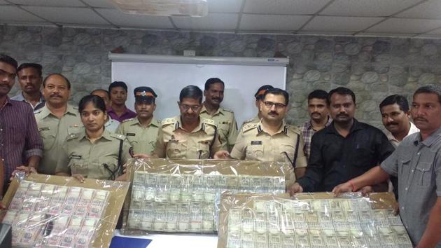 Police officers display the old notes. (HT Photo) Police officers display the old notes. (HT Photo)