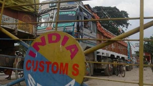 File photo of trucks transporting goods parked near the India-Nepal border at Panitanki, 40 km from Siliguri.(AFP) File photo of trucks transporting goods parked near the India-Nepal border at Panitanki, 40 km from Siliguri.(AFP)