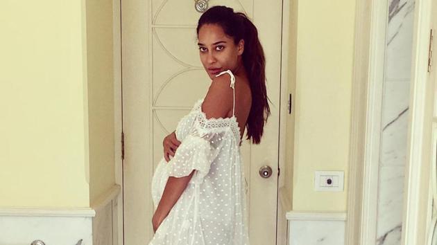 Pregnant Lisa Haydon looks fresh as daisy in new pic with baby bump ...