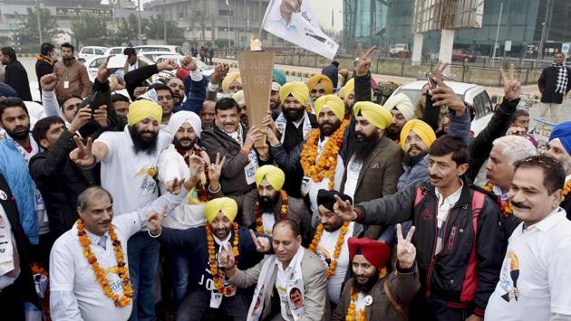 AAP senior leader Sanjay Singh, Punjab convener Gurpreet Ghuggi and Himmat Singh Shergill holding the flame of hope brought by NRIs from UK, who landed at Sri Guru Ramdas Jee International Airport Amritsar on 24th January 2017. (PTI)