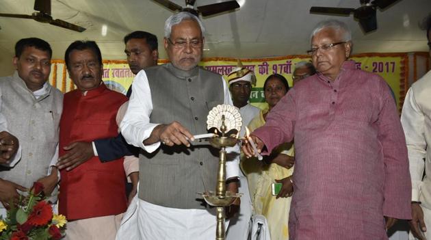 Chief minister Nitish Kumar and RJD supremo Lalu Prasad at late Ramlakhan Singh Yadav's birth aniversary function, in Patna on Thursday.(AP Dube/HT Photo)