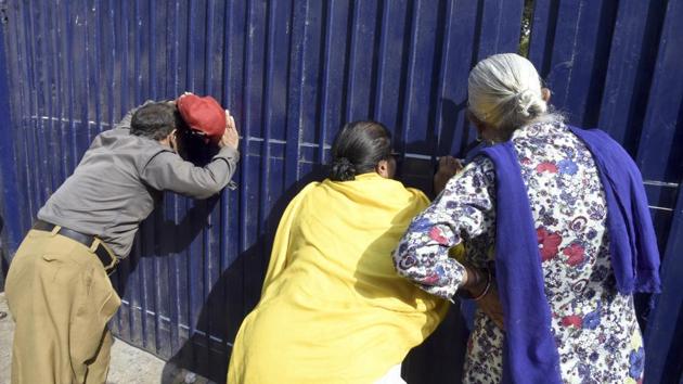 Parents waiting outside the  Govt girls senior secondary school in New Delhi. (Sonu Mehta/HT PHOTO) 