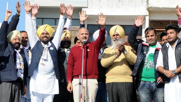 Deputy CM of Delhi, Manish Sisodia(C) and Narender Singh Shergill (2L) AAP Candidate from Mohali wave during an election rally at Mohali on January 10, 2017. (Anil Dayal/HT Photo)