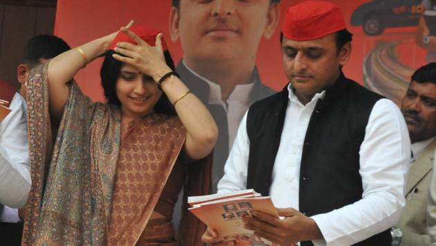 Chief Minister Akhilesh Yadav releases a manifesto of Samajwadi party as his wife Dimple Yadav adjusts the party cap during a press conference at Lucknow on January 22nd. (Dheeraj Dhawan/HT Photo)