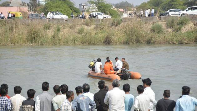 The police, NDRF divers and private divers have all been roped in for rescue efforts, but they have not been able to locate the missing persons in the canal. (Sakib Ali/HT Photo) The police, NDRF divers and private divers have all been roped in for rescue efforts, but they have not been able to locate the missing persons in the canal. (Sakib Ali/HT Photo)
