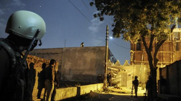 Security men including ATS commandos led an encounter against a suspected militant holed up inside a house in Lucknow’s Kakori area. (Deepak Gupta/HT Photo) Security men including ATS commandos led an encounter against a suspected militant holed up inside a house in Lucknow’s Kakori area. (Deepak Gupta/HT Photo)