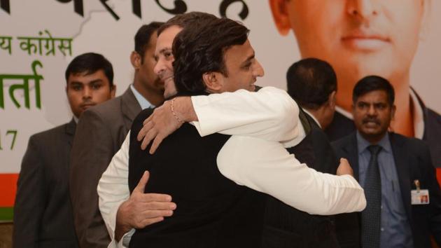 Congress VP Rahul Gandhi greets SP National President Akhilesh Yadav during a joint press conference in Lucknow on January 29th. (Ashok Dutta/Ht Photo)