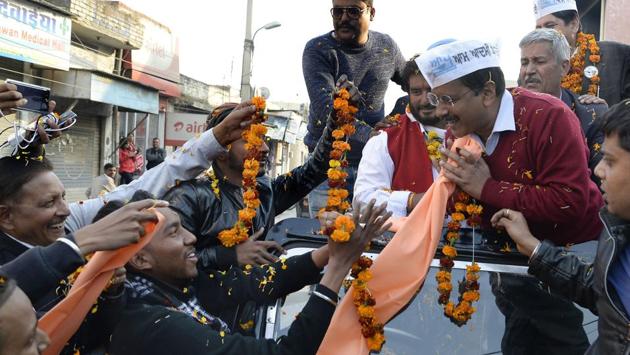 Arvind Kejriwal greets supporters during a road show for the Assembly Election of Punjab State in Jalandhar on January 13th. (AFP Photo)