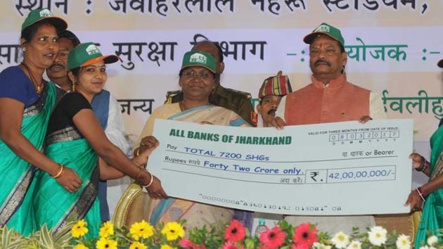 Governor Draupadi Murmu , Chief Minister Raghubar Das giving a cheque of Rs 42 crores to the representatives of self help groups after launching the" Tejaswani " scheme for women in Ranchi on Wednesday(Diwakar Prasad/ Hindustan Times)