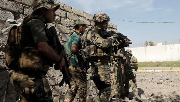 Iraqi rapid response members prepare to cross the route to avoid being hit by Islamic State snipers in western Mosul, Iraq March 9, 2017. (REUTERS Photo) Iraqi rapid response members prepare to cross the route to avoid being hit by Islamic State snipers in western Mosul, Iraq March 9, 2017. (REUTERS Photo)